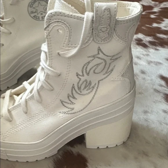 CONVERSE Women’s Chuck 70 DeLuxe Heel Platform Western Embroidery size 7 - Picture 2 of 8